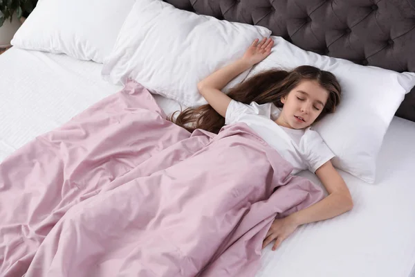 Όμορφο Κοριτσάκι Στον Ύπνο Στο Κρεβάτι Στο Σπίτι — Φωτογραφία Αρχείου