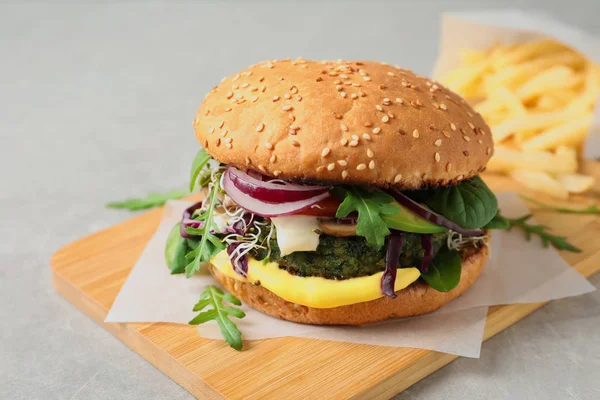 Deska Chutné Vegetariánské Burger Stole — Stock fotografie