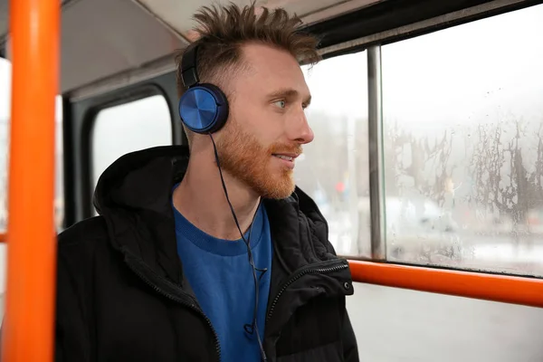 Jeune Homme Écoutant Musique Avec Des Écouteurs Dans Les Transports — Photo