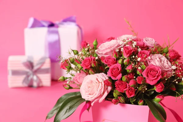 Piękny Bukiet Kwiatów Niewyraźne Pudełeczka Tle — Zdjęcie stockowe