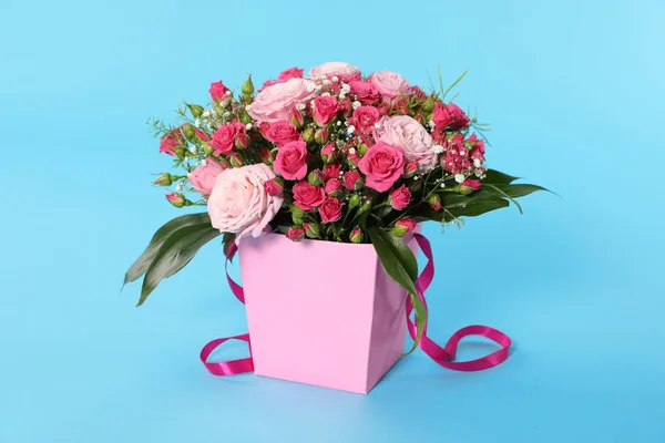 Vacker Bukett Blommor Papper Presentförpackning Färgbakgrund — Stockfoto