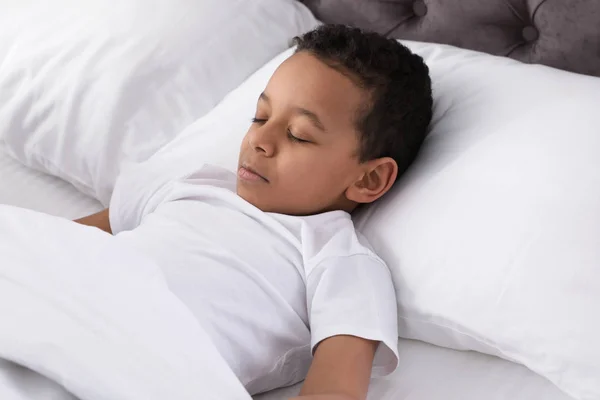 可爱的非洲裔美国男孩睡在床上 — 图库照片
