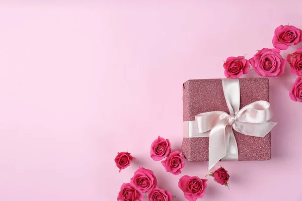 Schöne Rosen Und Geschenkbox Auf Farbigem Hintergrund Draufsicht Raum Für — Stockfoto