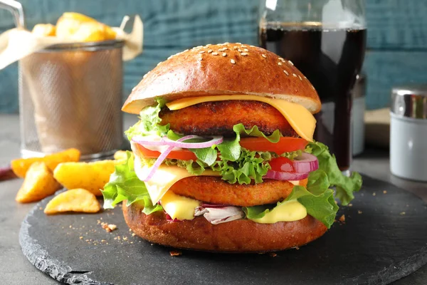 Břidlicové Desky Dvojitým Vegetariánský Burger Stole — Stock fotografie