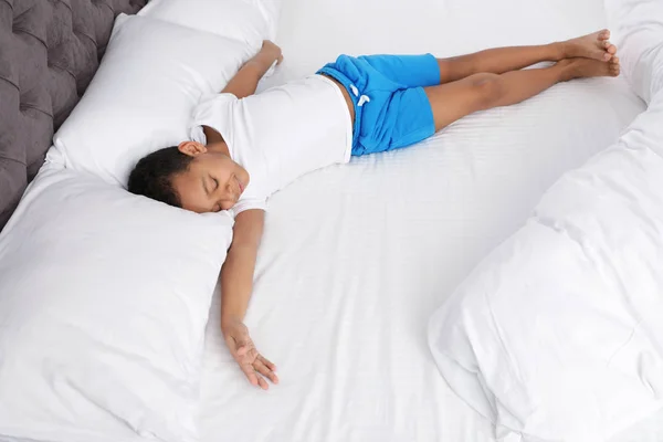Yatakta Uyuyan Sevimli Küçük Afrikalı Amerikalı Çocuk — Stok fotoğraf