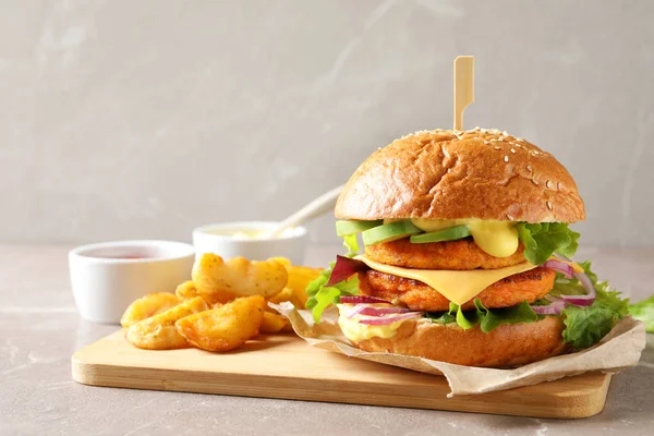 Bord Met Dubbele Vegetarische Hamburger Gebakken Aardappelen Tafel — Stockfoto