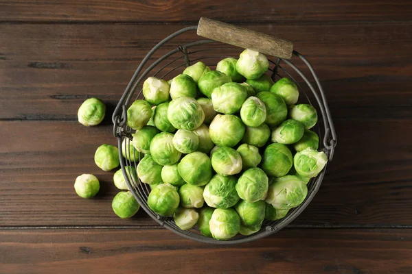 Panier Métal Avec Choux Bruxelles Frais Sur Fond Bois Vue — Photo