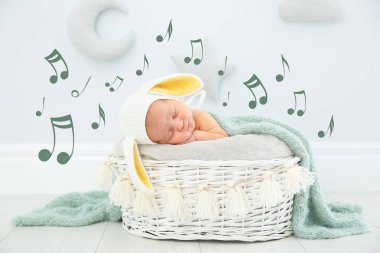 Şirin yeni doğan çocuk bebek yuva ve uçan müzik notlar kapalı uyku tavşan kulakları şapka takıyor. Ninni şarkı