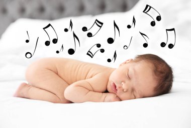 Yatak ve uçan müzik notlar üzerinde uyuyan sevimli bebek. Ninni şarkı
