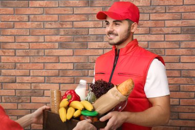 Erkek kurye gıda kapalı istemciye teslim