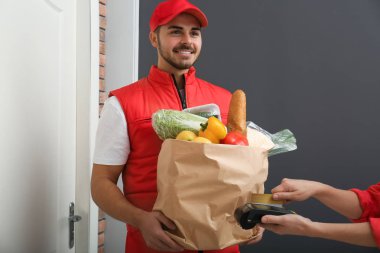 Erkek kurye gıda kapalı istemciye teslim