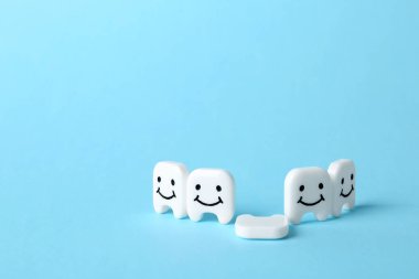 Kompozisyon renk arka plan küçük plastik dişlere sahip. Metin için yer