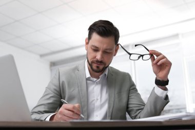 işadamı masada office belgeleriyle çalışma