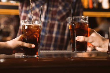 Gözlüklü, cola sayaç, closeup bar serinletici çift