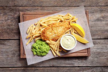 İngiliz geleneksel balık ve patates cipsi ahşap arka plan, üstten görünüm