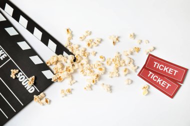 Klaket, patlamış mısır ve beyaz, en iyi görünüm izole biletleri. Sinema snack