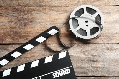 Klaket ve reel ahşap arka plan, üstten görünüm üzerinde. Sinema üretim