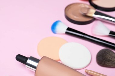 Renk arka plan üzerinde deri Vakfı ve güzellik aksesuarları ile kompozisyon