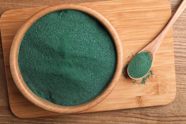 Tahta kase ve spirulina tozu ahşap zemin, üstten görünüm üzerine kaşık ile
