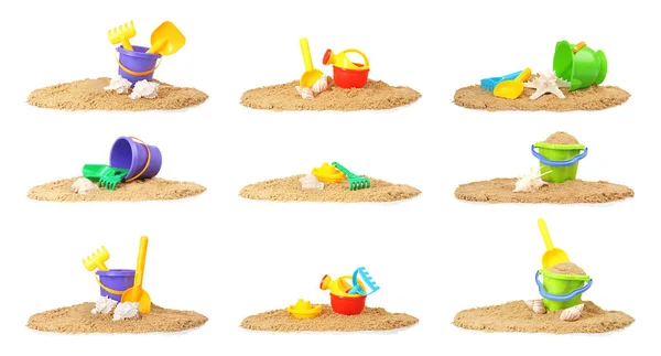 Sandhaufen Mit Verschiedenen Plastikspielzeugen Auf Weißem Hintergrund Strandzubehör — Stockfoto