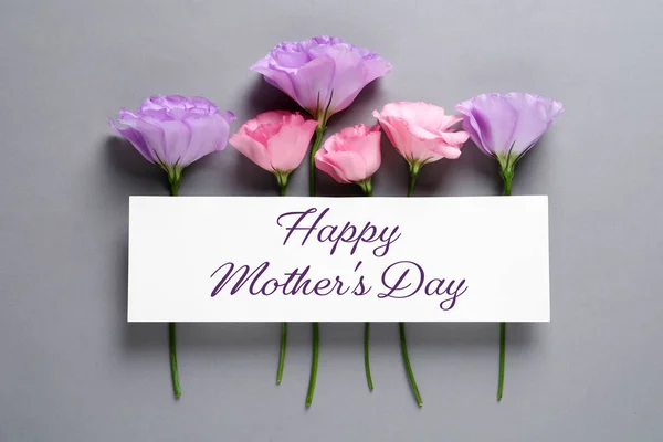 Eustoma Gyönyörű Virágok Szöveg Boldog Anyák Napja Szürke Háttér Felülnézet — Stock Fotó