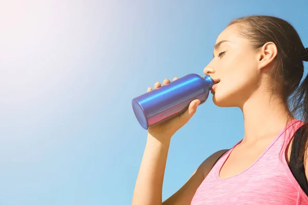 Junge Frau Mit Flasche Erfrischungsgetränk Vor Blauem Himmel Platz Für — Stockfoto