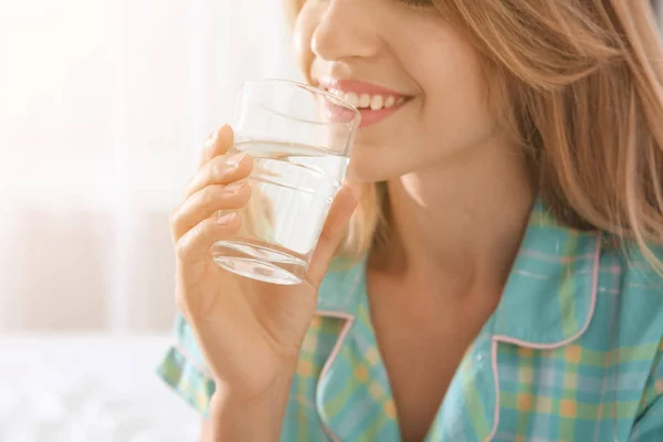 Mujer Joven Con Vaso Agua Clara Interior Primer Plano Bebida — Foto de Stock