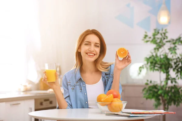 Mujer Joven Feliz Con Vaso Jugo Mesa Cocina Bebida Refrescante — Foto de Stock