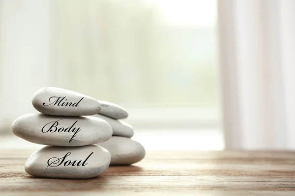 Stapel Von Zen Steinen Mit Den Wörtern Geist Körper Seele — Stockfoto