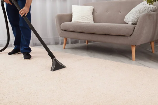 Seorang Pria Mengeluarkan Kotoran Dari Karpet Dengan Vacuum Cleaner Dalam — Stok Foto