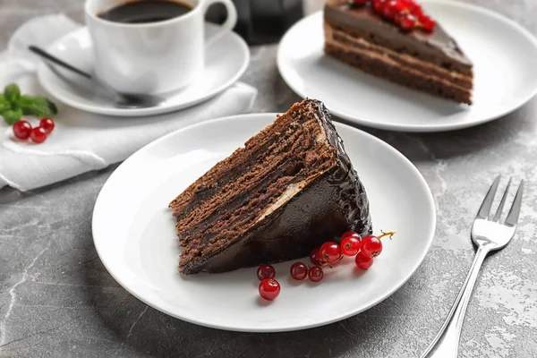 Fatia Bolo Chocolate Saboroso Com Bagas Servidas Mesa — Fotografia de Stock