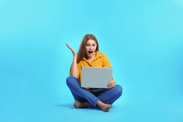 Jovem Mulher Emocional Com Laptop Celebrando Vitória Fundo Cor — Fotografia de Stock