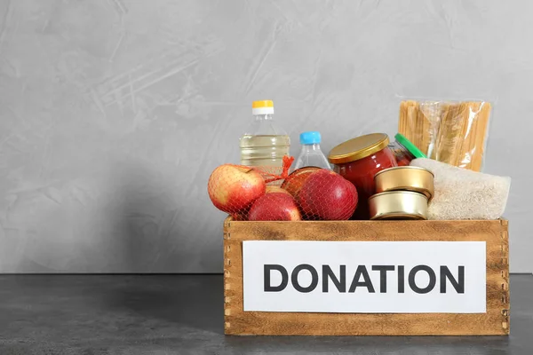 Caja Donaciones Con Comida Mesa Sobre Fondo Claro Espacio Para —  Fotos de Stock