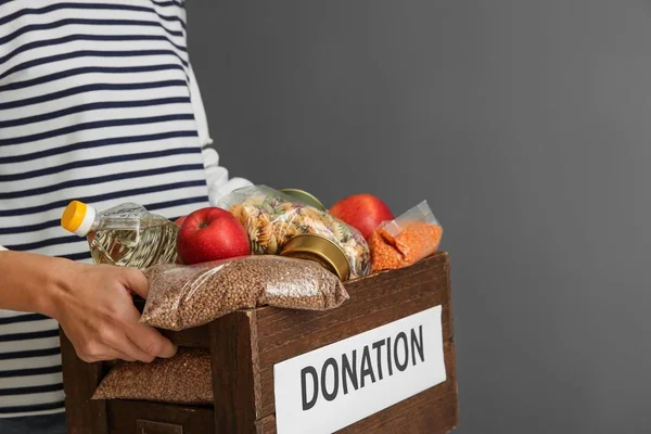 Mujer Sosteniendo Caja Donación Con Comida Sobre Fondo Gris Primer —  Fotos de Stock