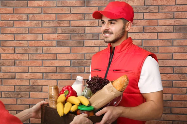 Erkek kurye gıda kapalı istemciye teslim