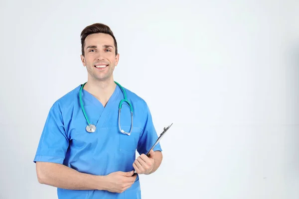 Ritratto Assistente Medico Con Stetoscopio Appunti Sfondo Chiaro Spazio Testo — Foto Stock