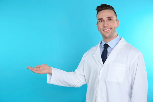 Male Dentist Holding Something Color Background — Stock Photo, Image