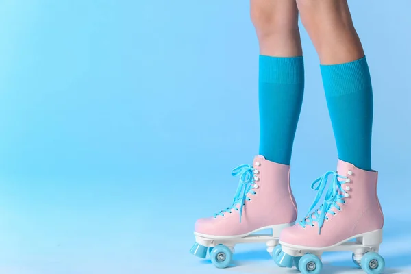 クローズ アップの背景色のビンテージのローラー スケートを持つ女性 テキストのためのスペース — ストック写真
