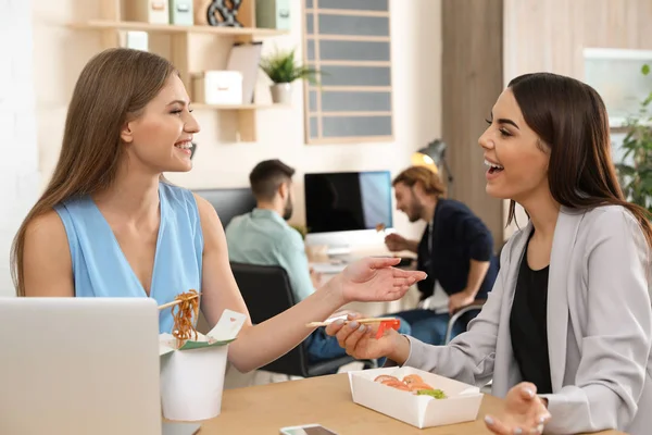 Dipendenti Dell Ufficio Pranzano Sul Posto Lavoro Consegna Cibo — Foto Stock