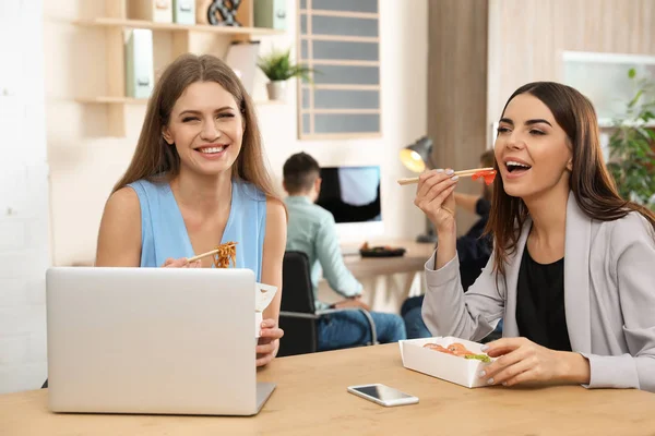 Empleados Almorzando Lugar Trabajo Entrega Alimentos —  Fotos de Stock