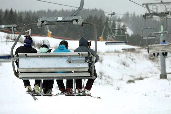 Stoeltjeslift Met Mensen Skiresort Wintervakantie — Stockfoto