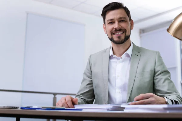 Hombre Negocios Que Trabaja Con Documentos Mesa Oficina —  Fotos de Stock