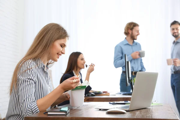 Empleados Almorzando Lugar Trabajo Entrega Alimentos — Foto de Stock