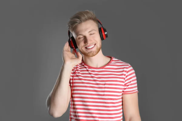 Beau Jeune Homme Écoutant Musique Avec Des Écouteurs Sur Fond — Photo