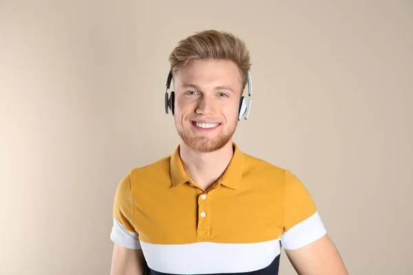 Beau Jeune Homme Écoutant Musique Avec Des Écouteurs Sur Fond — Photo