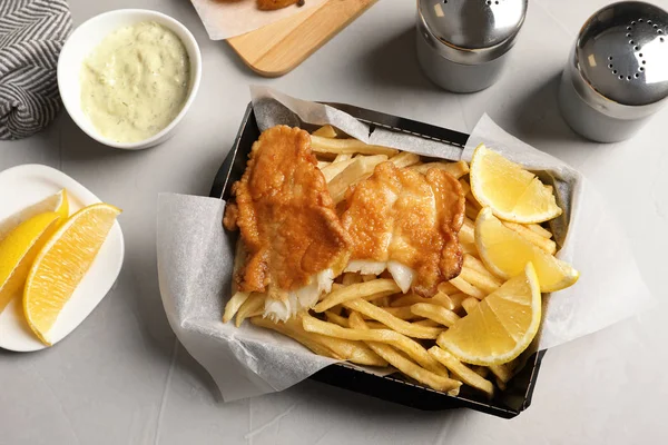 Container Mit Traditionellem Britischem Fisch Und Kartoffelchips Auf Hellem Hintergrund — Stockfoto