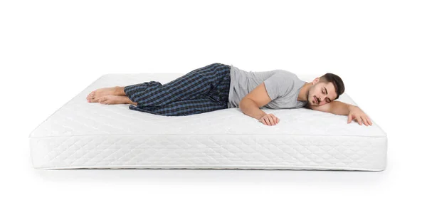 Jeune Homme Couché Sur Matelas Sur Fond Blanc — Photo