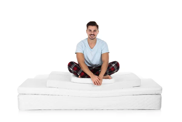 Jeune Homme Assis Sur Matelas Pile Sur Fond Blanc — Photo