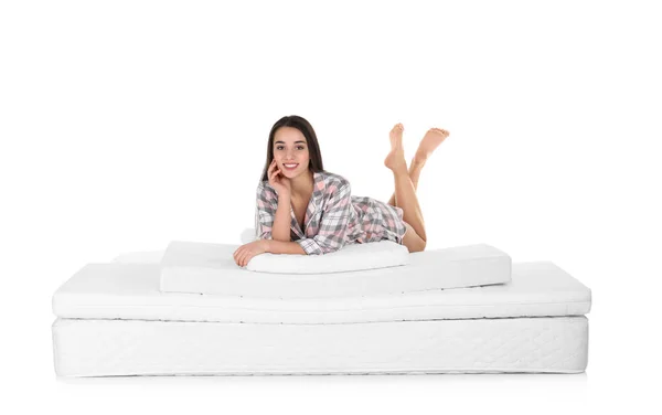 Junge Frau Liegt Auf Matratzenhaufen Vor Weißem Hintergrund — Stockfoto
