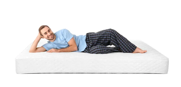 Genç Adam Beyaz Arka Planda Yatakta Yatıyor — Stok fotoğraf